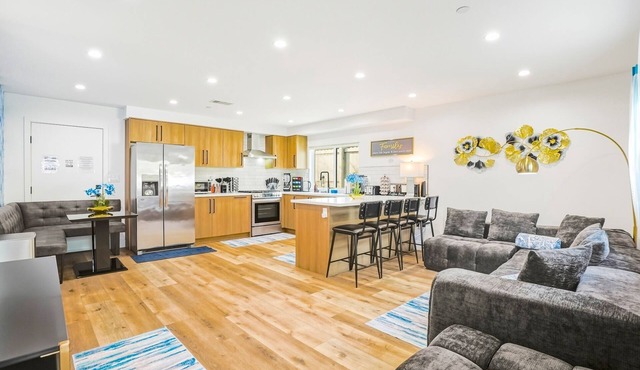 M. Beautiful 3BR NoHo Home with Private Yard/Parking, 15 to Universal, FIFA SoFi