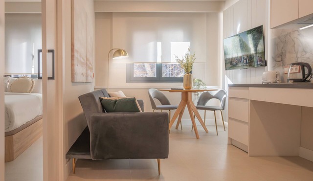 M (DEL29) Almudena: Your urban getaway with a park feel