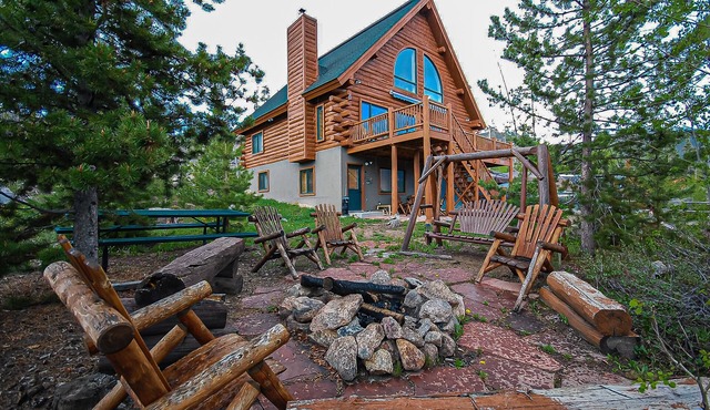M & M Lodge - Gorgeous and large log home in town with incredible lake views!