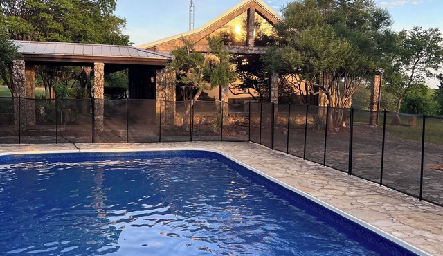 M'walimu 4 BR w/Pool, Farm Stay- Flower Farm, Goats, Pigs, Disc Golf!