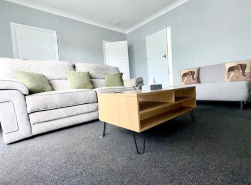 M1 Link 2 bed house up to 4 people, free parking,wifi,M1,transport links,garden