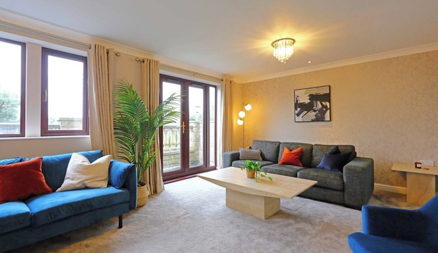 M1/M62-Free Parking+WiFi/8 beds/3 TVs/Office