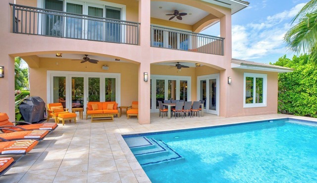 M12 - Beautiful house in Key Colony offering 4 bedrooms, pool and dockage!