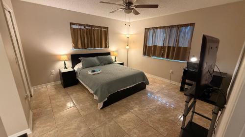 M13 Large Master Room with Private Bathroom & Smart TV