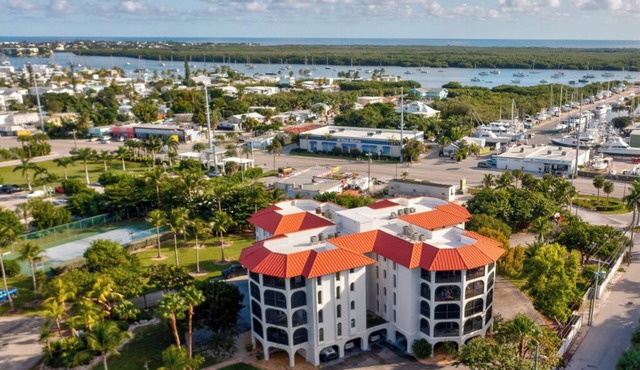 M18 - Spacious 3 bedroom, 2 bath Gulf side condo!