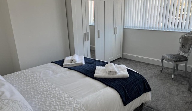 M1Link 3 bed house up to 7 people free parking, wifi, M1, transport links, enclosed L garden