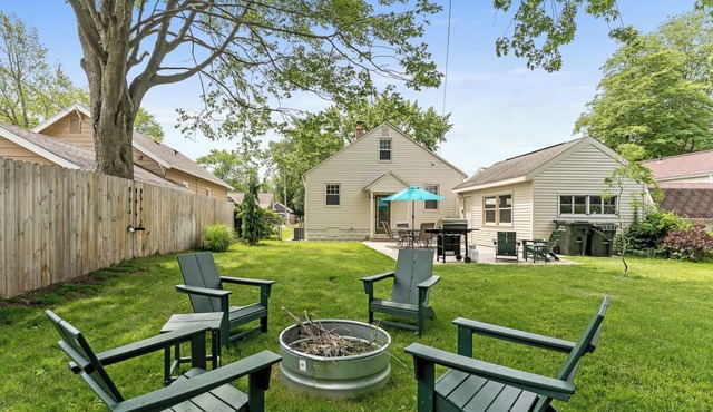 M2 -Relaxed Beach Stay Fenced Yard, Fire Pit & 2 Living Areas, Pets welcome