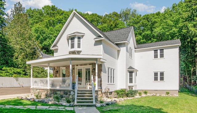 M22 Rentals Premier Home - One Block from Lake Michigan!nn2025 Calendar is OPEN!