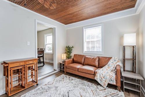 Ma's Cozy Cape: Your Tranquil Home Away from Home!