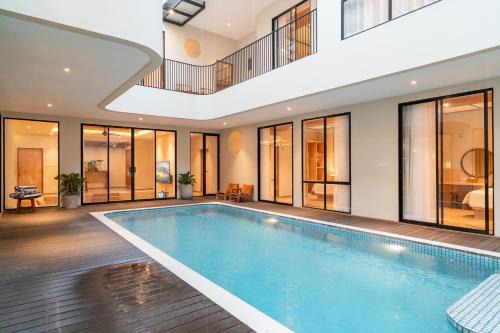 Maaplewood mountain view 9 bedrooms villa with a private heated pool and movie room