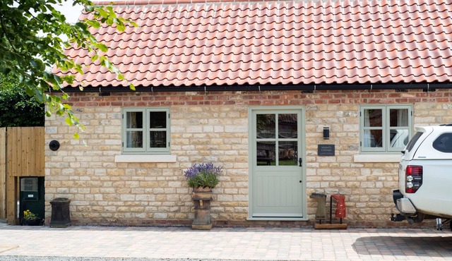 MABEL'S COTTAGE, romantic, with hot tub in Metheringham