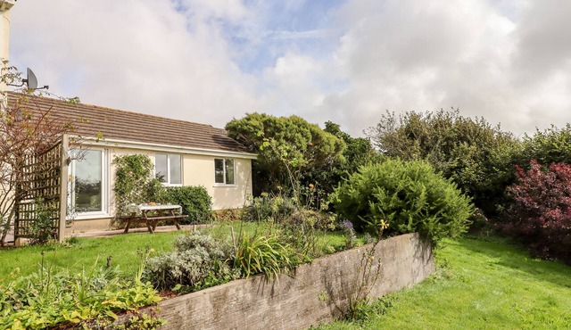 MABEL'S VIEW, pet friendly, with a garden in East Allington, Devon