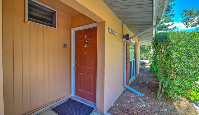 Macaw cottage, newly remodeled, walking distance to beach, shops, restaurants!