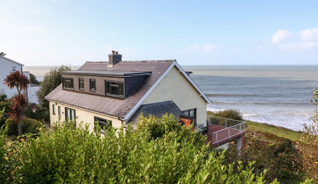 MACHLUD HAUL, character holiday cottage, with open fire in Llwyngwril