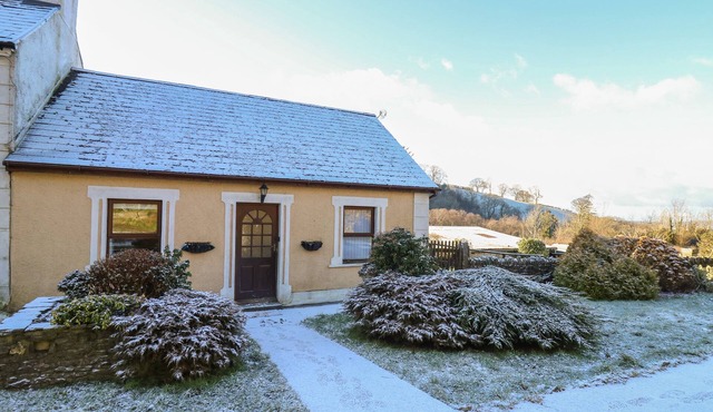 MACHLUD HAUL, pet friendly, with a garden in Llanybydder