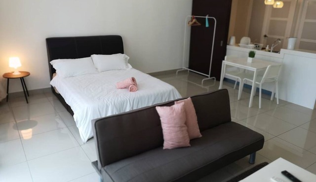 Machome GuestHome at Trefoil Setia City