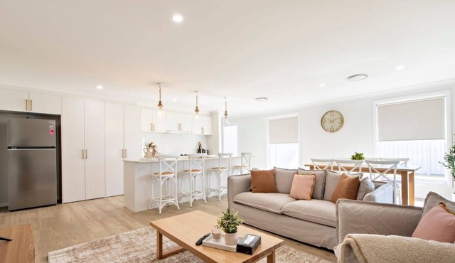 Macintyre - Contemporary Charm, Sleeps 8