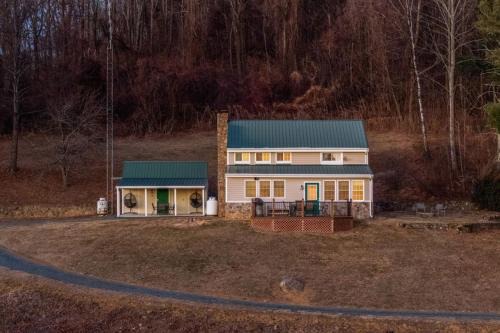 Mack's Retreat - Monroe Retreat with Mountain Views and Fire Pit!
