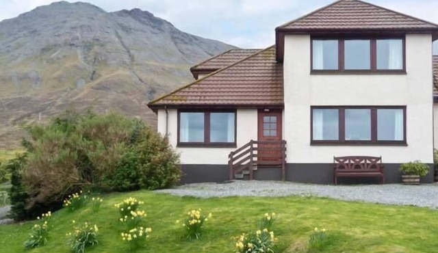 MACKENZIE’S PEAK, country holiday cottage, with a garden in Portree
