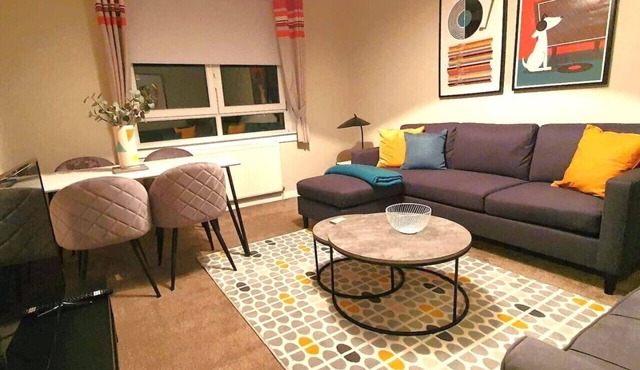 Mackie House: A fully equipped house in a residential area within the costal town of Port Glasgow