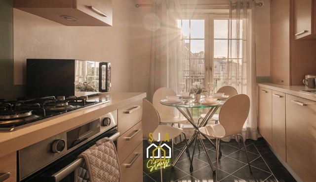 Mackie Residence - 3 Bed Apartment with Parking