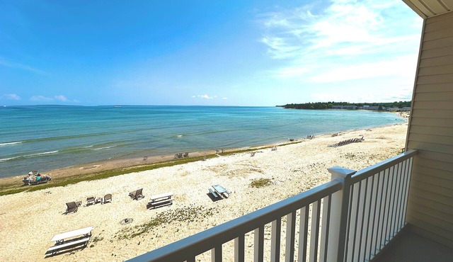 Mackinaw Beach & Bay Inn & Suites