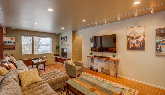 Mackinaw Manor - Lake views - Downtown - Hot tub - Game Room - Theatre