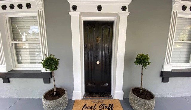 Macleay Cottage with plunge pool and local arts