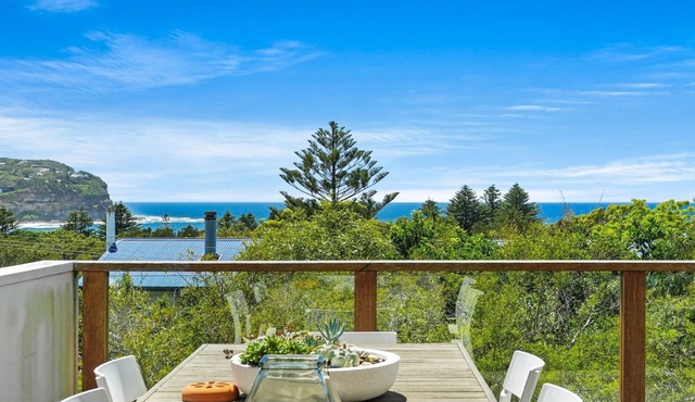 Macmasters Beach House - Spacious Architect-designed house with panoramic ocean views, a leafy 250m stroll to the beach