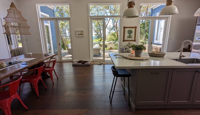 Macs Beach House - classic cottage 100m to beach