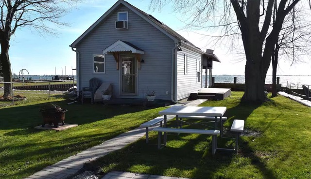 Macs Lake Escape, 2 waterfront homes with 2 boat wells. Lakefront relaxation!