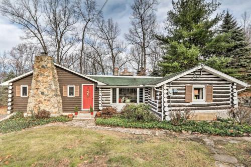 Macungie Cabin w/Fireplace Near Bear Creek Skiing