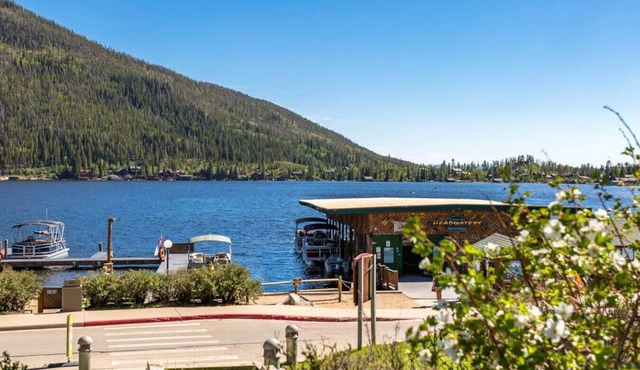 Mad Moose Retreat: Gorgeous Condo by Grand Lake!