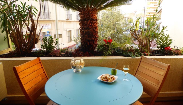 "MADAME CHIC" . Distinguished and warm, the apartment is in its image .