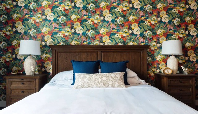 Madame Lou's Room at The Painted Lady! Pets Allowed, Free Parking!