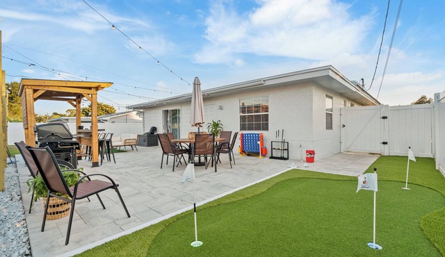 Madeira Beach Family Escape - Mini Golf, Outdoor Bar & Backyard Oasis