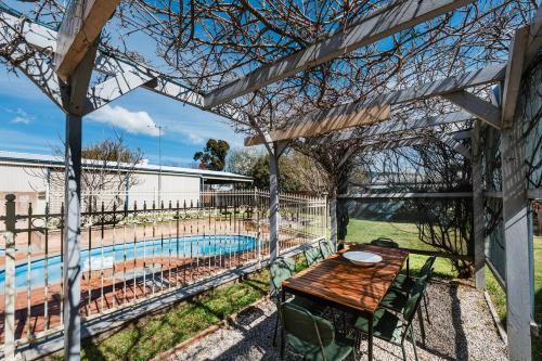 Madeira Cottage - Country Comfort with Pool