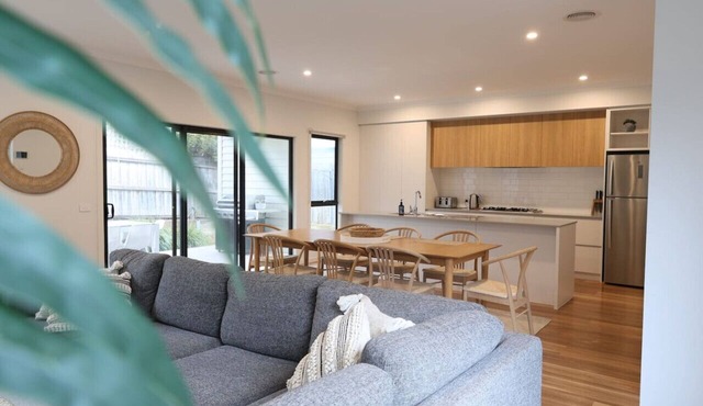 Madeley Family Getaway- Sleeping 8, central, a/c