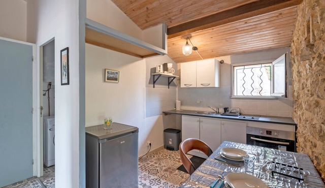 Madi Tornac - One Bedroom Apartment, Sleeps 4