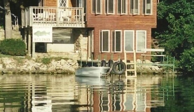 Madison 3 BR Cottage on 3000 acre Lake Kegonsa. Kayaks & Pontoon