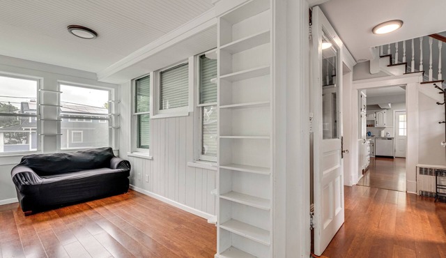 Madison Home: Walk to Main Street!