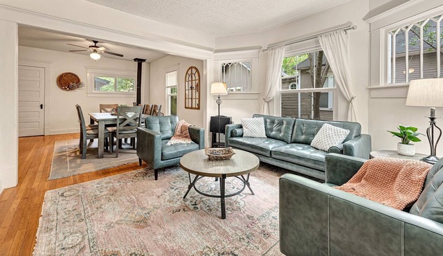 Madison Manor (4-Bedroom Bungalow) - Pets Allowed by RedAwning