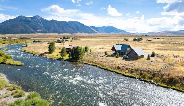 Madison River Retreat with Direct fishing access