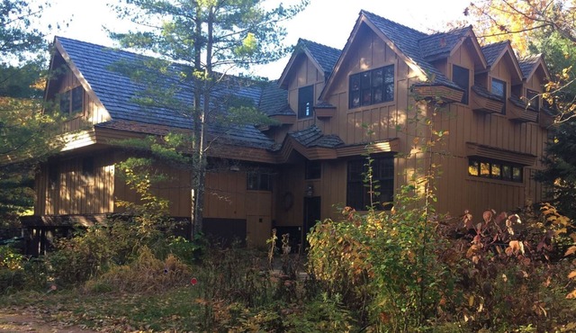 MadPad - Unique Family Home located right on the Golf Course!