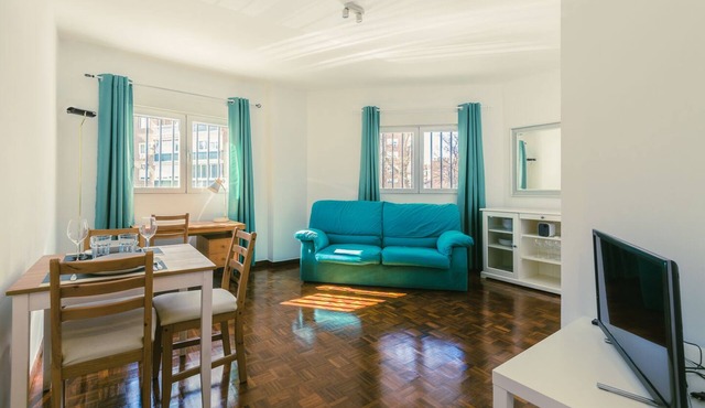 Madrid Rio Perfect location for exploring Madrid! Modern 1-bed flat sleeps 2.