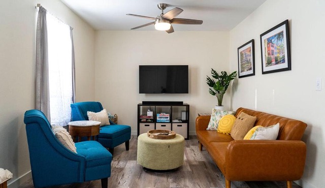 Madrona's Cottage B- Fully fenced and pet friendly