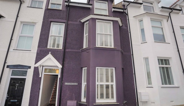 MAELGWYN, pet friendly, with a garden in Criccieth