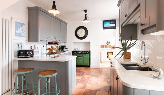 Maelog Villa : Spacious 4‑Bed Pet-Friendly Townhouse with Sea Views in Rhosneigr | Managed by Angles