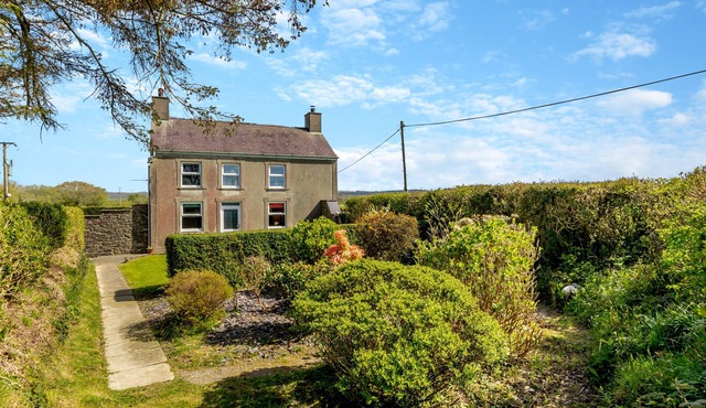 Maenllwyd - Three Bedroom House, Sleeps 5