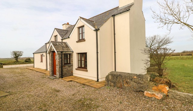 MAERDY LODGE, family friendly, character holiday cottage in Solva